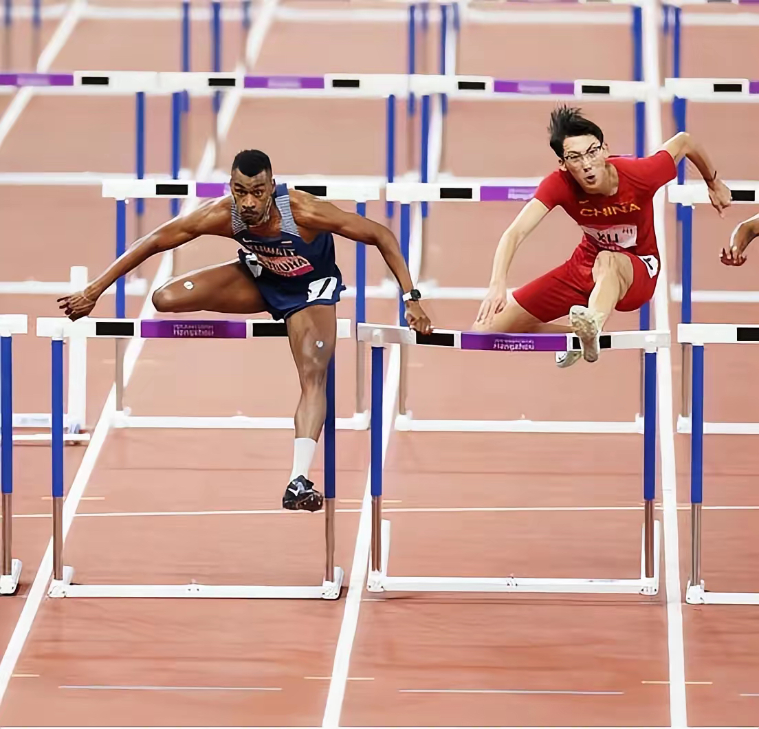 赛场上球员奋发向前,不畏艰难 赛场上球员奋发向前,不畏艰难