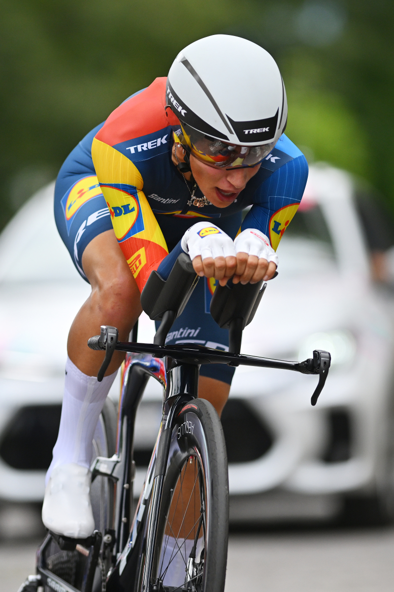 赛场上球员奋发向前,不畏艰难 赛场上球员奋发向前,不畏艰难