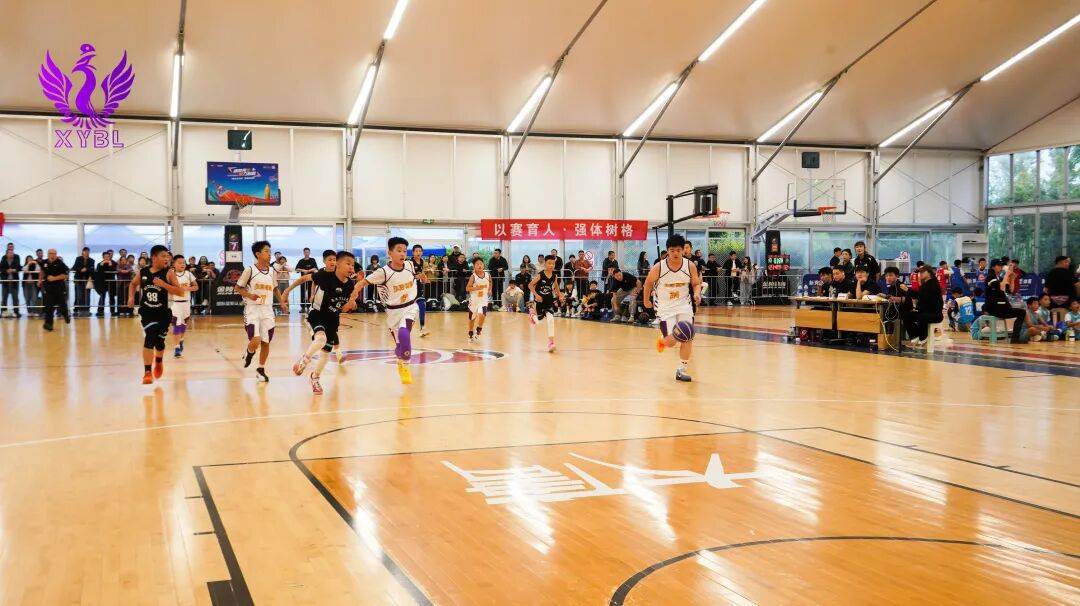 篮球赛场火爆进行，强势球队频频晋级