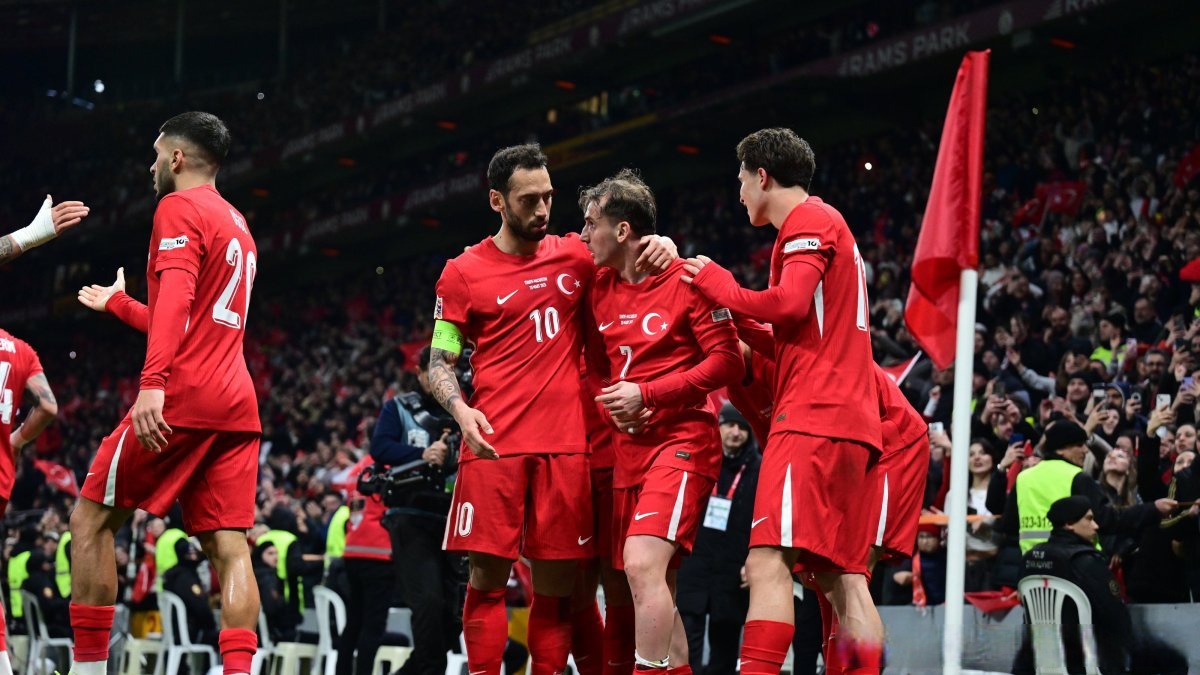 匈牙利足球队在客场比赛中逆袭获胜