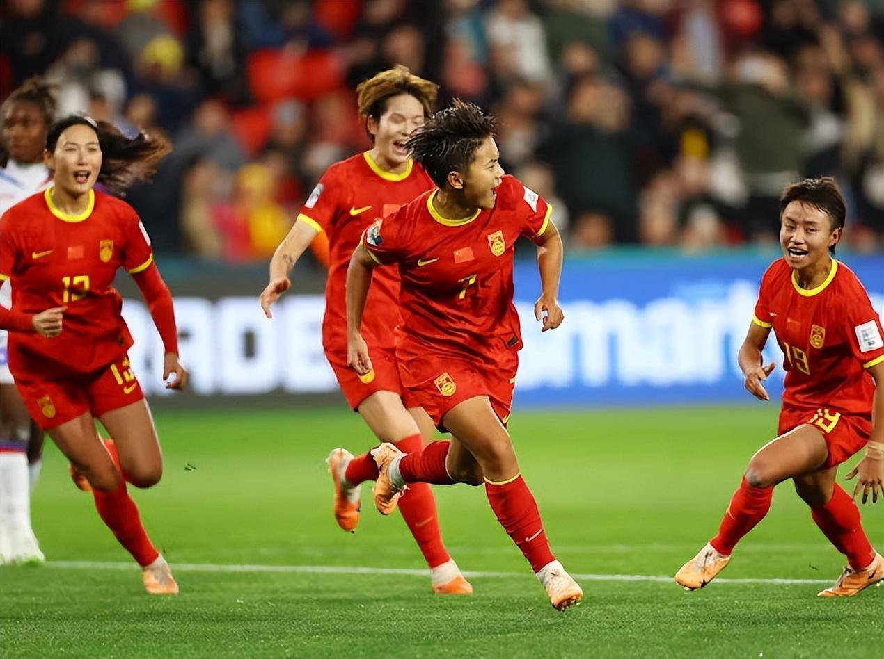 世界杯女足比赛中，运动员们展现出色表现